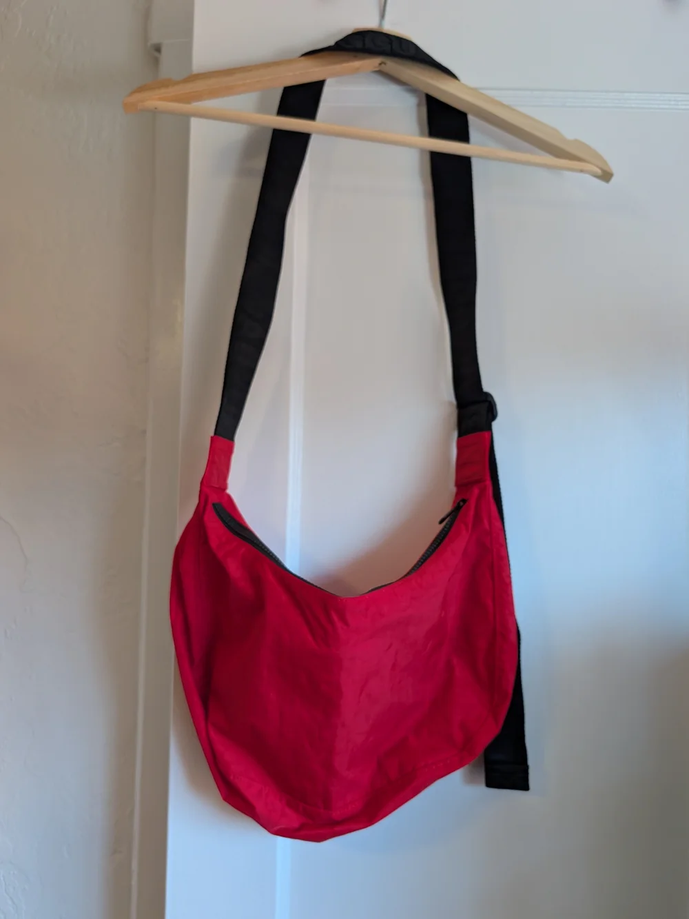 Baggu medium candy apple crescent